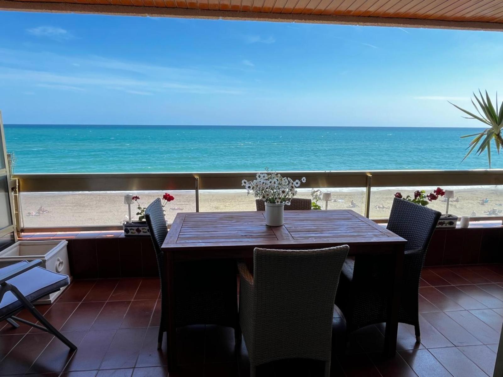 Acogedor Y Amplio Apartamento Familiar A Pie De Playa Calafell Exterior foto